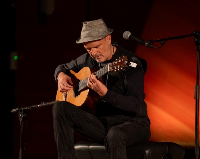 Wolfgang Muthspiel (Festival Internacional JazzMadrid 2025. CentroCentro. Madrid. 2025-11-08) Por Carlos Lara [Concierto de jazz] - Tomajazz - Wolfgang Muthspiel actuó en solitario en el Festival Internacional JazzMadrid 2025, el 8 de noviembre de 2025. Carlos Lara repasa el concierto