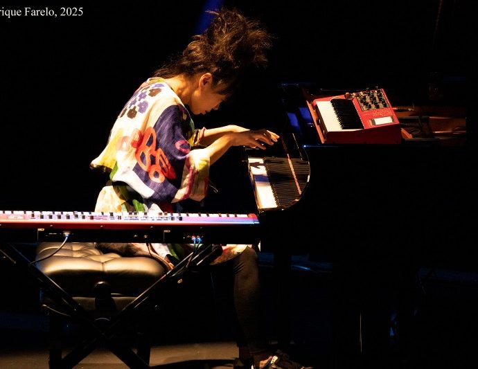 Hiromi's Sonicwonder (Festival Internacional JazzMadrid 2025, Fernán Gómez. Centro Cultural de la Villa, Sala Guirau Madrid. 2025-11-11) Por Enrique Farelo [Concierto de jazz] - Tomajazz - Hiromi's Sonicwonder actuó en el Festival Internacional JazzMadrid 2025, el 11 de noviembre de 2025. Enrique Farelo lo retrata y relata. Actuaron Adam O'Farrill, Hiromi Uehara, Hadrien Feraud, Gene Coye