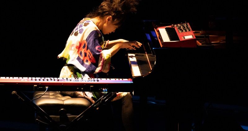 Hiromi's Sonicwonder (Festival Internacional JazzMadrid 2025, Fernán Gómez. Centro Cultural de la Villa, Sala Guirau Madrid. 2025-11-11) Por Enrique Farelo [Concierto de jazz] - Tomajazz - Hiromi's Sonicwonder actuó en el Festival Internacional JazzMadrid 2025, el 11 de noviembre de 2025. Enrique Farelo lo retrata y relata. Actuaron Adam O'Farrill, Hiromi Uehara, Hadrien Feraud, Gene Coye