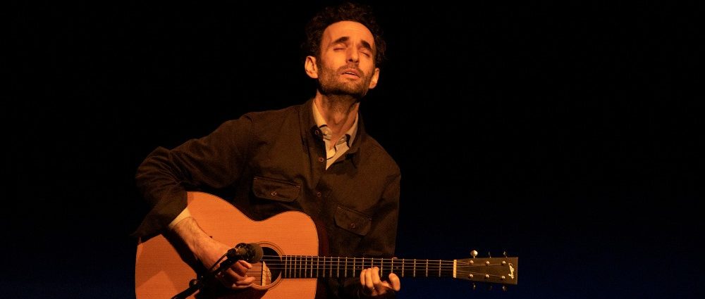 Julian Lage (Festival Internacional JazzMadrid 2025. Teatro Fernán Gómez - Centro Cultural de la Villa. Madrid. 2025-11-07) Por Carlos Lara y Enrique Farelo [Concierto de jazz] - Tomajazz - Julian Lage actuó en solitario en el Festival Internacional JazzMadrid 2025, en Teatro Fernán Gómez, el 7 de noviembre de 2025. Carlos Lara y Enrique Farelo repasan el concierto