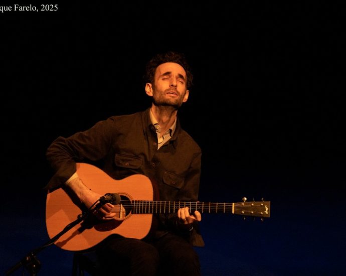 Julian Lage (Festival Internacional JazzMadrid 2025. Teatro Fernán Gómez - Centro Cultural de la Villa. Madrid. 2025-11-07) Por Carlos Lara y Enrique Farelo [Concierto de jazz] - Tomajazz - Julian Lage actuó en solitario en el Festival Internacional JazzMadrid 2025, en Teatro Fernán Gómez, el 7 de noviembre de 2025. Carlos Lara y Enrique Farelo repasan el concierto