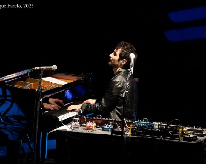 Tigran Hamasyan "The Bird of Thousand Voices" (Festival Internacional JazzMadrid 2025, Fernán Gómez. Centro Cultural de la Villa, Sala Guirau Madrid. 2025-11-22) - Tomajazz - Tigran Hamasyan “The BIrd of Thousand Voices” actuó en JazzMadrid 2025 el 22 de noviembre de 2025. Enrique Farelo relata y retrata el concierto. Actuaron Tigran Hamasyan, Yessaï Karapetian, Marc Karapetian, Arman Mnatsakanyan