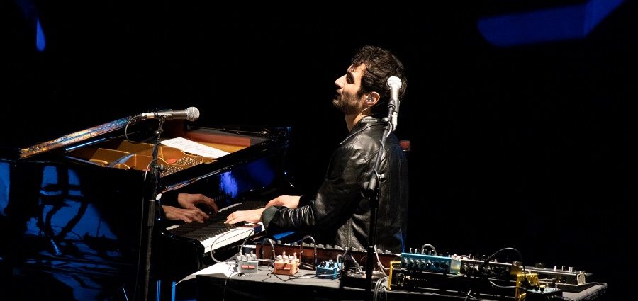 Tigran Hamasyan "The Bird of Thousand Voices" (Festival Internacional JazzMadrid 2025, Fernán Gómez. Centro Cultural de la Villa, Sala Guirau Madrid. 2025-11-22) - Tomajazz - Tigran Hamasyan “The BIrd of Thousand Voices” actuó en JazzMadrid 2025 el 22 de noviembre de 2025. Enrique Farelo relata y retrata el concierto. Actuaron Tigran Hamasyan, Yessaï Karapetian, Marc Karapetian, Arman Mnatsakanyan