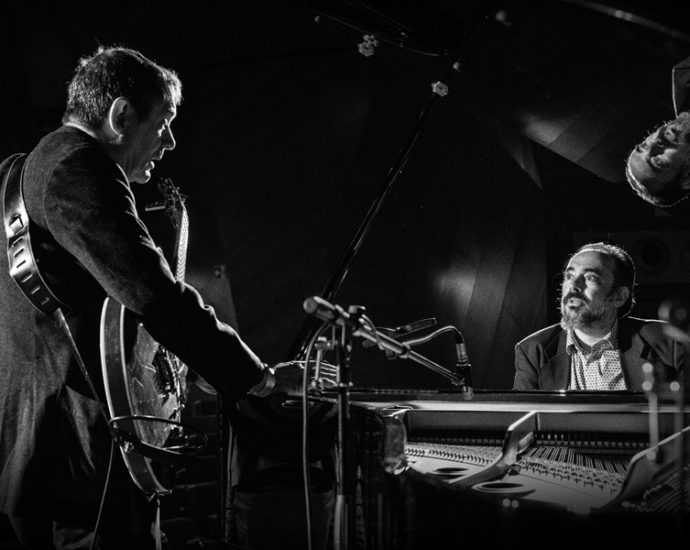 Federico Lechner - Chema Saiz "Satie for two" (Sinetiq. Música sin etiquetas. CentroCentro, Madrid. 2025-12-04) Por Sergio Cabanillas [INSTANTZZ AKA Galería fotográfica AKA Fotoblog de jazz, impro… y algo más] - Tomajazz - Federico Lechner - Chema Saiz "Satie for two" actuaron en el ciclo Sinetiq. Música sin etiquetas, en CentroCentro, Madrid, el 4 de diciembre de 2025. Sergio Cabanillas lo fotografía en INSTANTZZ