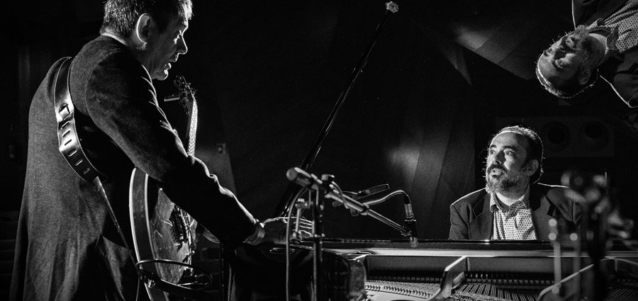 Federico Lechner - Chema Saiz "Satie for two" (Sinetiq. Música sin etiquetas. CentroCentro, Madrid. 2025-12-04) Por Sergio Cabanillas [INSTANTZZ AKA Galería fotográfica AKA Fotoblog de jazz, impro… y algo más] - Tomajazz - Federico Lechner - Chema Saiz "Satie for two" actuaron en el ciclo Sinetiq. Música sin etiquetas, en CentroCentro, Madrid, el 4 de diciembre de 2025. Sergio Cabanillas lo fotografía en INSTANTZZ