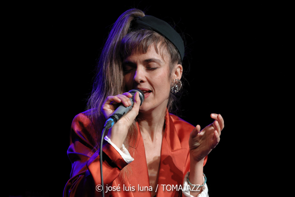 Camille Bertault Quartet (9º Alternatilla Jazz Festival 2025. Espai 36. Sant Llorenç des Cardassar, Mallorca. 2025-11-23) Por José Luis Luna Rocafort [INSTANTZZ AKA Galería fotográfica AKA Fotoblog de jazz, impro… y algo más] - Tomajazz - Camille Bertault Quartet actuó en el 9º Alternatilla Jazz Festival en Sant Llorenç des Cardassar, Mallorca, el 23 de noviembre de 2025. José Luis Luna Rocafort lo retrata en INSTANTZZ. Actuaron Camille Bertault, Julien Alour, Fady Farah, Minino Garay