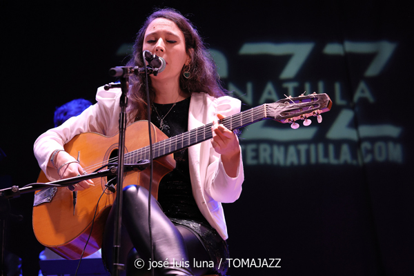 Alternatilla JazzBand versión 25.2 (9º Alternatilla Jazz Festival 2025. Teatre de Llubí, Mallorca. 2025-11-29) Por José Luis Luna Rocafort [INSTANTZZ AKA Galería fotográfica AKA Fotoblog de jazz, impro… y algo más] - Tomajazz - Alternatilla JazzBand versión 25.2 actuó en el 9º Alternatilla Jazz Festival 2025 en el Teatre de Llubí, Mallorca, el 29 de noviembre de 2025. José Luis Luna Rocafort lo retrata en INSTANTZZ. Con Leïla Duclos, Camille Bertault, Julien Alour, Fady Farah, Joan Garcías, Enric Fuster