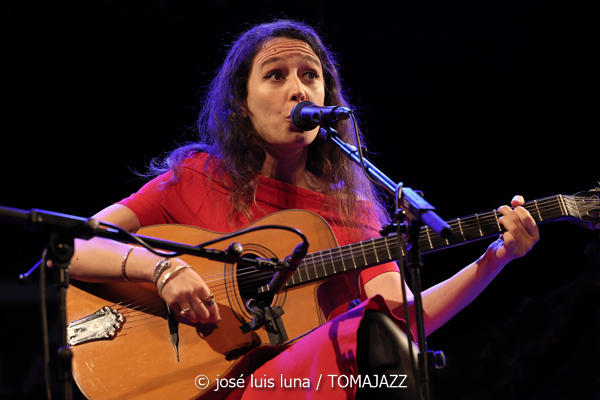 Leïla Duclos Quartet (9º Alternatilla Jazz Festival 2025. Teatre Sa Teulera, Andratx, Mallorca. 2025-11-30) Por José Luis Luna Rocafort [INSTANTZZ AKA Galería fotográfica AKA Fotoblog de jazz, impro… y algo más] - Tomajazz - Leïla Duclos Quartet actuó en el 9º Alternatilla Jazz Festival 2025 en Andratx, Mallorca, el 30 de noviembre de 2025. José Luis Luna Rocafort lo retrata en INSTANTZZ. Actuaron Leïla Duclos, Leandro Aconcha, Gilles Coquard, Jean-Marc Robin