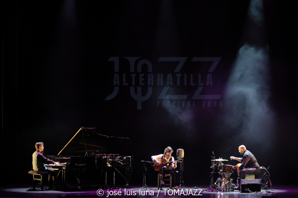 Chicuelo & Marco Mezquida (9º Alternatilla Jazz Festival 2025. Teatre Principal de Palma. 2025-12-03) Por José Luis Luna Rocafort [INSTANTZZ AKA Galería fotográfica AKA Fotoblog de jazz, impro… y algo más] - Tomajazz - Chicuelo & Marco Mezquida actuaron en el 9º Alternatilla Jazz Festival en el Teatre Principal de Palma, el 3 de diciembre de 2025. José Luis Luna Rocafort lo retrata en INSTANTZZ. Con Chicuelo, Marco