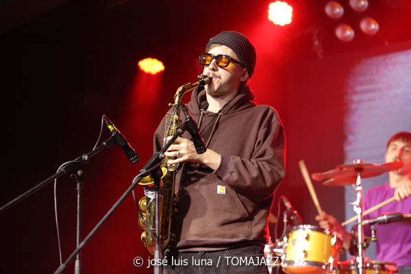 Kosmonauci (10 Fira B! Es Gremi. Palma. 2025-11-07) Por José Luis Luna Rocafort [INSTANTZZ AKA Galería fotográfica AKA Fotoblog de jazz, impro… y algo más] - Tomajazz - Kosmonauci actuó en 10 Fira B! en Es Gremi de Palma el 7 de noviembre de 2025. José Luis Luna Rocafort lo retrata en INSTANTZZ. Actuaron Milosz Pieczonka, Tymon Kosma, Bartłomiej Lucjan, Jan Pieniazek