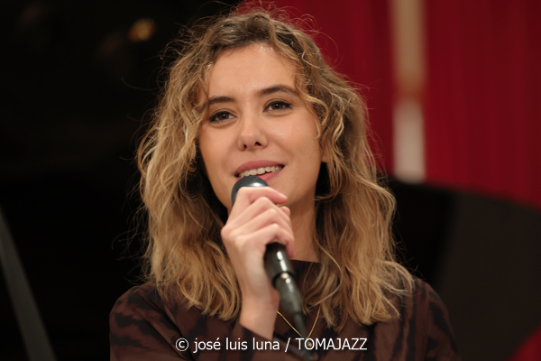 Malena Moncadas Trío (9º Alternatilla Jazz Festival 2025. Claustre des Convent, Muro, Mallorca. 2025-11-23) Por José Luis Luna Rocafort [INSTANTZZ AKA Galería fotográfica AKA Fotoblog de jazz, impro… y algo más] - Tomajazz - Malena Moncadas Trío actuó en el 9º Alternatilla Jazz Festival 2025 en Muro, Mallorca, el 23 de noviembre de 2025. José Luis Luna Rocafort lo retrata en INSTANTZZ. Actuaron Malena Moncadas, Pere Bujosa, Diego Hervalejo