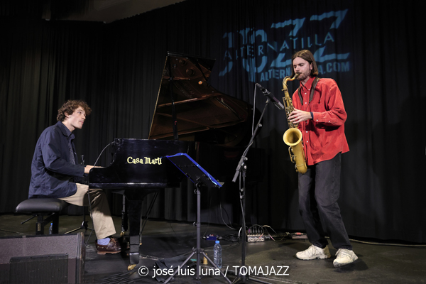 Levi Harvey & Jérémie Lucchese (9º Alternatilla Jazz Festival 2025. Claustre de Sant Bonaventura, Llucmajor, Mallorca. 2025-11-23) Por José Luis Luna Rocafort [INSTANTZZ AKA Galería fotográfica AKA Fotoblog de jazz, impro… y algo más] - Tomajazz - Levi Harvey & Jérémie Lucchese actuaron en el 9º Alternatilla Jazz Festival 2025, en el Claustre de Sant Bonaventura, en Llucmajor, Mallorca, el 23 de noviembre de 2025. José Luis Luna Rocafort lo retrata en INSTANTZZ