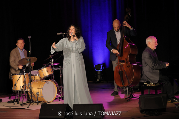 Sara Dowling & Ignasi Terraza Trío (Caixaforum Palma. 2025-11-25) Por José Luis Luna Rocafort [INSTANTZZ AKA Galería fotográfica AKA Fotoblog de jazz, impro… y algo más] - Tomajazz - Sara Dowling & Ignasi Terraza Trío actuaron en Caixaforum Palma, el 25 de noviembre de 2025. José Luis Luna Rocafort los retrata en INSTANTZZ. Actuaron Sara Dowling, Ignasi Terraza, Dario Di Lecce, Esteve Pi