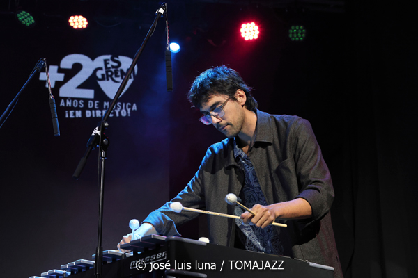 Blau Salvatge (10 Fira B! Es Gremi. Palma. 2025-11-07) Por José Luis Luna Rocafort [INSTANTZZ AKA Galería fotográfica AKA Fotoblog de jazz, impro… y algo más] - Tomajazz - Blau Salvatge actuó en 10 Fira B! en Es Gremi de Palma, el 7 de noviembre de 2025. José Luis Luna Rocafort lo retrata en INSTANTZZ. Actuaron Joan Pérez-Villegas, Zoe Gordon, Mercè Medina, Carles Medina, Felix Grandjean, Miquel Sáez, Joan Garcies, Lluís Pérez-Villegas
