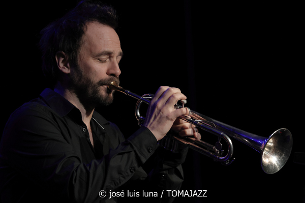 Camille Bertault Quartet (9º Alternatilla Jazz Festival 2025. Espai 36. Sant Llorenç des Cardassar, Mallorca. 2025-11-23) Por José Luis Luna Rocafort [INSTANTZZ AKA Galería fotográfica AKA Fotoblog de jazz, impro… y algo más] - Tomajazz - Camille Bertault Quartet actuó en el 9º Alternatilla Jazz Festival en Sant Llorenç des Cardassar, Mallorca, el 23 de noviembre de 2025. José Luis Luna Rocafort lo retrata en INSTANTZZ. Actuaron Camille Bertault, Julien Alour, Fady Farah, Minino Garay