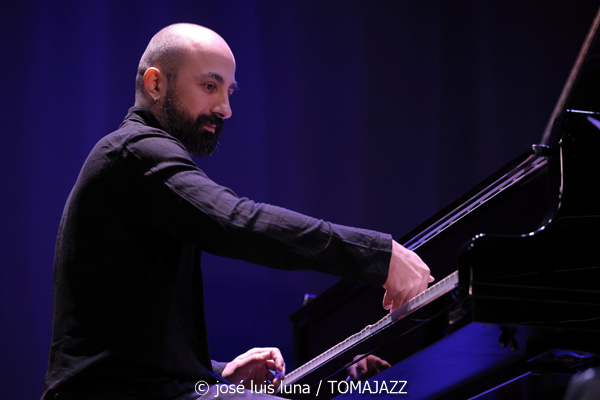 Alternatilla JazzBand versión 25.2 (9º Alternatilla Jazz Festival 2025. Teatre de Llubí, Mallorca. 2025-11-29) Por José Luis Luna Rocafort [INSTANTZZ AKA Galería fotográfica AKA Fotoblog de jazz, impro… y algo más] - Tomajazz - Alternatilla JazzBand versión 25.2 actuó en el 9º Alternatilla Jazz Festival 2025 en el Teatre de Llubí, Mallorca, el 29 de noviembre de 2025. José Luis Luna Rocafort lo retrata en INSTANTZZ. Con Leïla Duclos, Camille Bertault, Julien Alour, Fady Farah, Joan Garcías, Enric Fuster