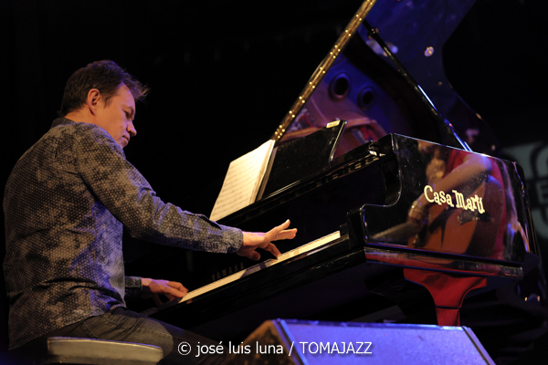 Leïla Duclos Quartet (9º Alternatilla Jazz Festival 2025. Teatre Sa Teulera, Andratx, Mallorca. 2025-11-30) Por José Luis Luna Rocafort [INSTANTZZ AKA Galería fotográfica AKA Fotoblog de jazz, impro… y algo más] - Tomajazz - Leïla Duclos Quartet actuó en el 9º Alternatilla Jazz Festival 2025 en Andratx, Mallorca, el 30 de noviembre de 2025. José Luis Luna Rocafort lo retrata en INSTANTZZ. Actuaron Leïla Duclos, Leandro Aconcha, Gilles Coquard, Jean-Marc Robin