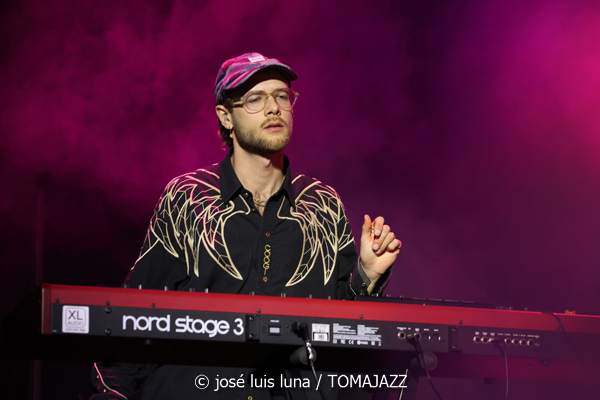 Roseye (10 Fira B! Es Gremi. Palma. 2025-11-07) Por José Luis Luna Rocafort [INSTANTZZ AKA Galería fotográfica AKA Fotoblog de jazz, impro… y algo más] - Tomajazz - Roseye actuó en 10 Fira B! en Es Gremi de Palma, el 7 de noviembre de 2025. José Luis Luna Rocafort lo retrata en INSTANTZZ. Roseye son Tallulah Rose, Julek Warszawski, Deborah Slijkhuis, Joshua Lutz, Kasparas Petkus