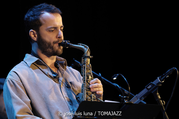 Joachim Govin Quartet (9º Alternatilla Jazz Festival 2025. Casa des Pobla, Esporles, Mallorca. 2025-11-22) Por José Luis Luna Rocafort [INSTANTZZ AKA Galería fotográfica AKA Fotoblog de jazz, impro… y algo más] - Tomajazz - Joachim Govin Quartet actuó en el 9º Alternatilla Jazz Festival 2025 en Esporles, Mallorca, el 22 de noviembre de 2025. José Luis Luna Rocafort lo retrata en INSTANTZZ. Actuaron Joachim Govin, Ben Van Galder, Tony Tixier, Gautier Garrigue