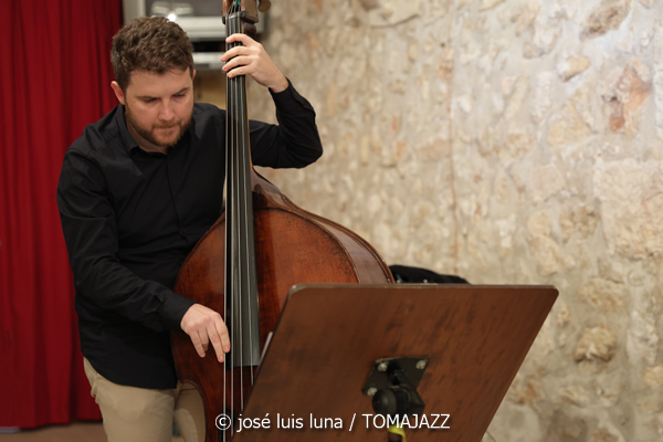 Malena Moncadas Trío (9º Alternatilla Jazz Festival 2025. Claustre des Convent, Muro, Mallorca. 2025-11-23) Por José Luis Luna Rocafort [INSTANTZZ AKA Galería fotográfica AKA Fotoblog de jazz, impro… y algo más] - Tomajazz - Malena Moncadas Trío actuó en el 9º Alternatilla Jazz Festival 2025 en Muro, Mallorca, el 23 de noviembre de 2025. José Luis Luna Rocafort lo retrata en INSTANTZZ. Actuaron Malena Moncadas, Pere Bujosa, Diego Hervalejo