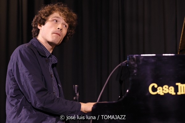 Levi Harvey & Jérémie Lucchese (9º Alternatilla Jazz Festival 2025. Claustre de Sant Bonaventura, Llucmajor, Mallorca. 2025-11-23) Por José Luis Luna Rocafort [INSTANTZZ AKA Galería fotográfica AKA Fotoblog de jazz, impro… y algo más] - Tomajazz - Levi Harvey & Jérémie Lucchese actuaron en el 9º Alternatilla Jazz Festival 2025, en el Claustre de Sant Bonaventura, en Llucmajor, Mallorca, el 23 de noviembre de 2025. José Luis Luna Rocafort lo retrata en INSTANTZZ