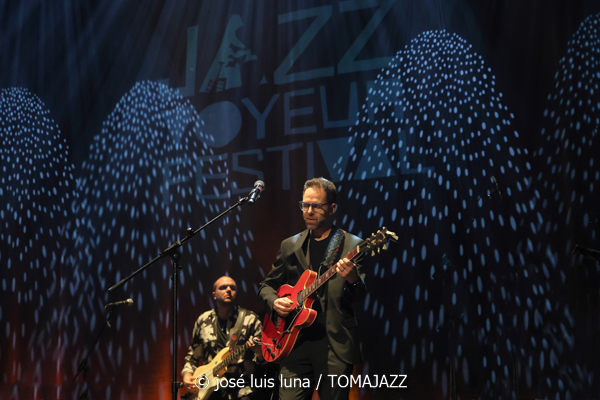 Leo & Leo (Leonor Watling & Leo Sidran) (18 Jazz Voyeur Festival 2025. Teatre Principal. Palma. 2025-12-20) Por José Luis Luna Rocafort [INSTANTZZ AKA Galería fotográfica AKA Fotoblog de jazz, impro… y algo más] - Tomajazz - Leo & Leo (Leonor Watling & Leo Sidran) actuaron en el 18 Jazz Voyeur Festival de Palma el 20 de diciembre de 2025. José Luis Luna Rocafort lo retrata en INSTANTZZ. Con Leonor Watling, Leo Sidran, Paul Sany, Max Darmon, Romain Bouiges