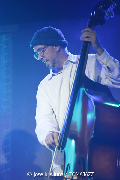 Theorem of Joy (10 Fira B! Es Gremi. Palma. 2025-11-07) Por José Luis Luna Rocafort [INSTANTZZ AKA Galería fotográfica AKA Fotoblog de jazz, impro… y algo más] - Tomajazz - Theorem of Joy actuaron en el 10 Fira B! en Es Gremi de Palma el 7 de noviembre de 2025. José Luis Luna Rocafort lo retrata en INSTANTZZ. Actuaron Thomas Juliana, Robin Antunes, Laura Kipp, Benjamin Garçon, Jean-Baptiste Loutte