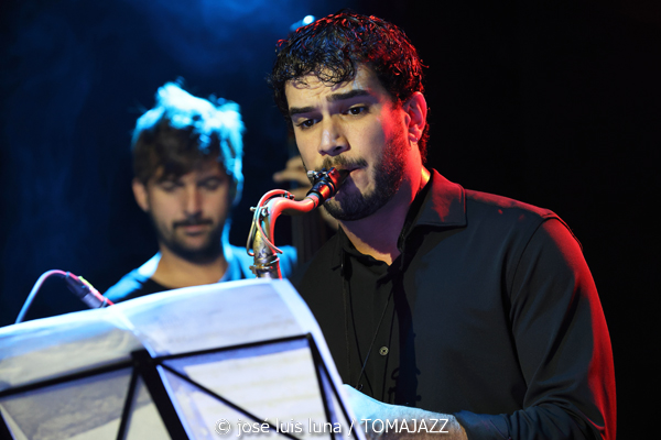Blau Salvatge (10 Fira B! Es Gremi. Palma. 2025-11-07) Por José Luis Luna Rocafort [INSTANTZZ AKA Galería fotográfica AKA Fotoblog de jazz, impro… y algo más] - Tomajazz - Blau Salvatge actuó en 10 Fira B! en Es Gremi de Palma, el 7 de noviembre de 2025. José Luis Luna Rocafort lo retrata en INSTANTZZ. Actuaron Joan Pérez-Villegas, Zoe Gordon, Mercè Medina, Carles Medina, Felix Grandjean, Miquel Sáez, Joan Garcies, Lluís Pérez-Villegas