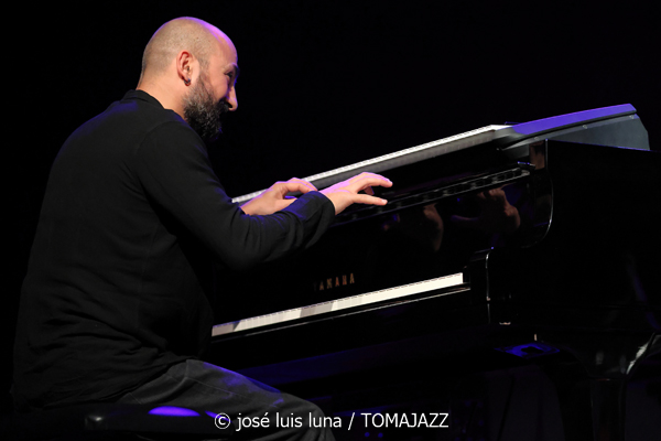 Camille Bertault Quartet (9º Alternatilla Jazz Festival 2025. Espai 36. Sant Llorenç des Cardassar, Mallorca. 2025-11-23) Por José Luis Luna Rocafort [INSTANTZZ AKA Galería fotográfica AKA Fotoblog de jazz, impro… y algo más] - Tomajazz - Camille Bertault Quartet actuó en el 9º Alternatilla Jazz Festival en Sant Llorenç des Cardassar, Mallorca, el 23 de noviembre de 2025. José Luis Luna Rocafort lo retrata en INSTANTZZ. Actuaron Camille Bertault, Julien Alour, Fady Farah, Minino Garay