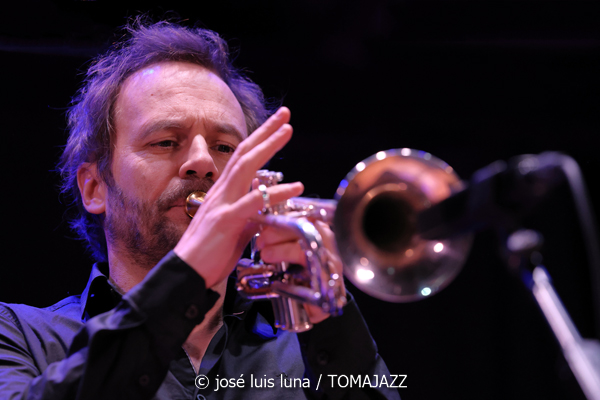 Alternatilla JazzBand versión 25.2 (9º Alternatilla Jazz Festival 2025. Teatre de Llubí, Mallorca. 2025-11-29) Por José Luis Luna Rocafort [INSTANTZZ AKA Galería fotográfica AKA Fotoblog de jazz, impro… y algo más] - Tomajazz - Alternatilla JazzBand versión 25.2 actuó en el 9º Alternatilla Jazz Festival 2025 en el Teatre de Llubí, Mallorca, el 29 de noviembre de 2025. José Luis Luna Rocafort lo retrata en INSTANTZZ. Con Leïla Duclos, Camille Bertault, Julien Alour, Fady Farah, Joan Garcías, Enric Fuster