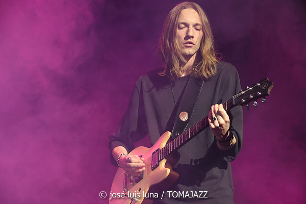 Roseye (10 Fira B! Es Gremi. Palma. 2025-11-07) Por José Luis Luna Rocafort [INSTANTZZ AKA Galería fotográfica AKA Fotoblog de jazz, impro… y algo más] - Tomajazz - Roseye actuó en 10 Fira B! en Es Gremi de Palma, el 7 de noviembre de 2025. José Luis Luna Rocafort lo retrata en INSTANTZZ. Roseye son Tallulah Rose, Julek Warszawski, Deborah Slijkhuis, Joshua Lutz, Kasparas Petkus