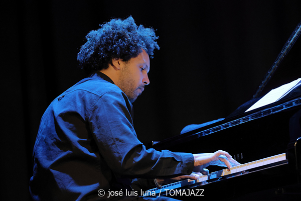 Joachim Govin Quartet (9º Alternatilla Jazz Festival 2025. Casa des Pobla, Esporles, Mallorca. 2025-11-22) Por José Luis Luna Rocafort [INSTANTZZ AKA Galería fotográfica AKA Fotoblog de jazz, impro… y algo más] - Tomajazz - Joachim Govin Quartet actuó en el 9º Alternatilla Jazz Festival 2025 en Esporles, Mallorca, el 22 de noviembre de 2025. José Luis Luna Rocafort lo retrata en INSTANTZZ. Actuaron Joachim Govin, Ben Van Galder, Tony Tixier, Gautier Garrigue
