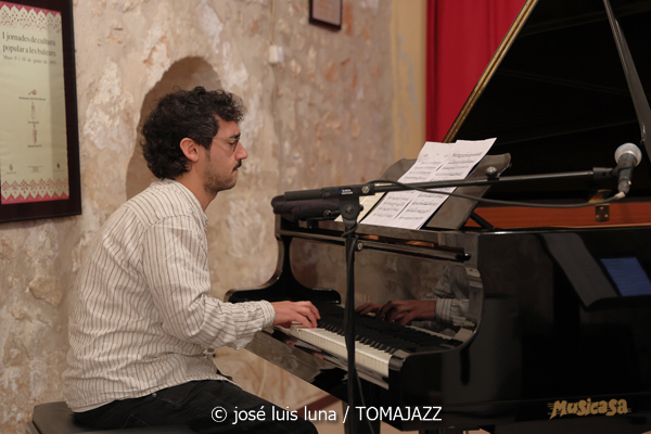 Malena Moncadas Trío (9º Alternatilla Jazz Festival 2025. Claustre des Convent, Muro, Mallorca. 2025-11-23) Por José Luis Luna Rocafort [INSTANTZZ AKA Galería fotográfica AKA Fotoblog de jazz, impro… y algo más] - Tomajazz - Malena Moncadas Trío actuó en el 9º Alternatilla Jazz Festival 2025 en Muro, Mallorca, el 23 de noviembre de 2025. José Luis Luna Rocafort lo retrata en INSTANTZZ. Actuaron Malena Moncadas, Pere Bujosa, Diego Hervalejo