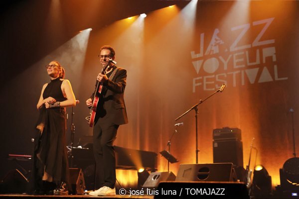 Leo & Leo (Leonor Watling & Leo Sidran) (18 Jazz Voyeur Festival 2025. Teatre Principal. Palma. 2025-12-20) Por José Luis Luna Rocafort [INSTANTZZ AKA Galería fotográfica AKA Fotoblog de jazz, impro… y algo más] - Tomajazz - Leo & Leo (Leonor Watling & Leo Sidran) actuaron en el 18 Jazz Voyeur Festival de Palma el 20 de diciembre de 2025. José Luis Luna Rocafort lo retrata en INSTANTZZ. Con Leonor Watling, Leo Sidran, Paul Sany, Max Darmon, Romain Bouiges