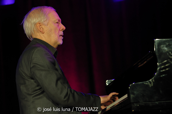 Sara Dowling & Ignasi Terraza Trío (Caixaforum Palma. 2025-11-25) Por José Luis Luna Rocafort [INSTANTZZ AKA Galería fotográfica AKA Fotoblog de jazz, impro… y algo más] - Tomajazz - Sara Dowling & Ignasi Terraza Trío actuaron en Caixaforum Palma, el 25 de noviembre de 2025. José Luis Luna Rocafort los retrata en INSTANTZZ. Actuaron Sara Dowling, Ignasi Terraza, Dario Di Lecce, Esteve Pi