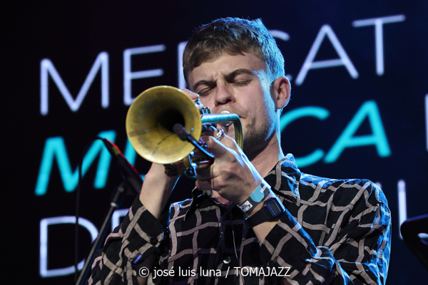 Blau Salvatge (10 Fira B! Es Gremi. Palma. 2025-11-07) Por José Luis Luna Rocafort [INSTANTZZ AKA Galería fotográfica AKA Fotoblog de jazz, impro… y algo más] - Tomajazz - Blau Salvatge actuó en 10 Fira B! en Es Gremi de Palma, el 7 de noviembre de 2025. José Luis Luna Rocafort lo retrata en INSTANTZZ. Actuaron Joan Pérez-Villegas, Zoe Gordon, Mercè Medina, Carles Medina, Felix Grandjean, Miquel Sáez, Joan Garcies, Lluís Pérez-Villegas