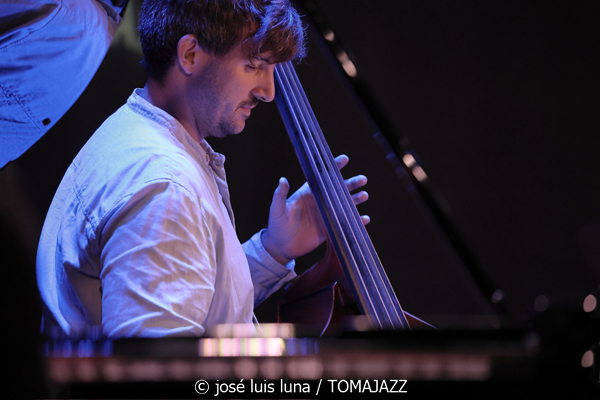 Alternatilla JazzBand versión 25.2 (9º Alternatilla Jazz Festival 2025. Teatre de Llubí, Mallorca. 2025-11-29) Por José Luis Luna Rocafort [INSTANTZZ AKA Galería fotográfica AKA Fotoblog de jazz, impro… y algo más] - Tomajazz - Alternatilla JazzBand versión 25.2 actuó en el 9º Alternatilla Jazz Festival 2025 en el Teatre de Llubí, Mallorca, el 29 de noviembre de 2025. José Luis Luna Rocafort lo retrata en INSTANTZZ. Con Leïla Duclos, Camille Bertault, Julien Alour, Fady Farah, Joan Garcías, Enric Fuster