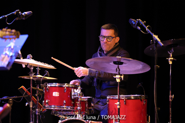 Leïla Duclos Quartet (9º Alternatilla Jazz Festival 2025. Teatre Sa Teulera, Andratx, Mallorca. 2025-11-30) Por José Luis Luna Rocafort [INSTANTZZ AKA Galería fotográfica AKA Fotoblog de jazz, impro… y algo más] - Tomajazz - Leïla Duclos Quartet actuó en el 9º Alternatilla Jazz Festival 2025 en Andratx, Mallorca, el 30 de noviembre de 2025. José Luis Luna Rocafort lo retrata en INSTANTZZ. Actuaron Leïla Duclos, Leandro Aconcha, Gilles Coquard, Jean-Marc Robin