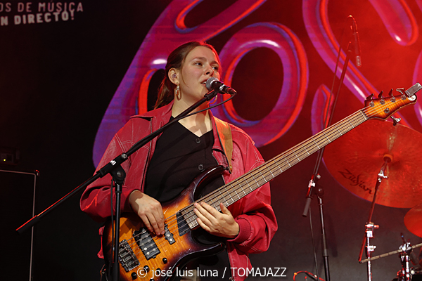 Roseye (10 Fira B! Es Gremi. Palma. 2025-11-07) Por José Luis Luna Rocafort [INSTANTZZ AKA Galería fotográfica AKA Fotoblog de jazz, impro… y algo más] - Tomajazz - Roseye actuó en 10 Fira B! en Es Gremi de Palma, el 7 de noviembre de 2025. José Luis Luna Rocafort lo retrata en INSTANTZZ. Roseye son Tallulah Rose, Julek Warszawski, Deborah Slijkhuis, Joshua Lutz, Kasparas Petkus