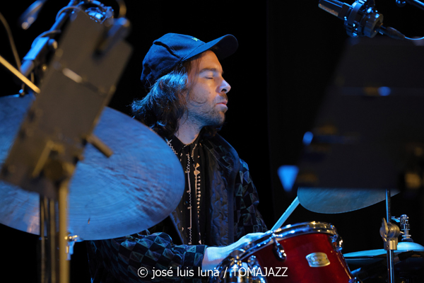 Joachim Govin Quartet (9º Alternatilla Jazz Festival 2025. Casa des Pobla, Esporles, Mallorca. 2025-11-22) Por José Luis Luna Rocafort [INSTANTZZ AKA Galería fotográfica AKA Fotoblog de jazz, impro… y algo más] - Tomajazz - Joachim Govin Quartet actuó en el 9º Alternatilla Jazz Festival 2025 en Esporles, Mallorca, el 22 de noviembre de 2025. José Luis Luna Rocafort lo retrata en INSTANTZZ. Actuaron Joachim Govin, Ben Van Galder, Tony Tixier, Gautier Garrigue