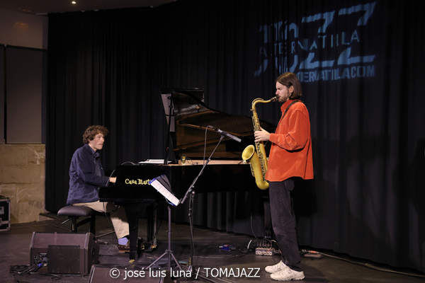 Levi Harvey & Jérémie Lucchese (9º Alternatilla Jazz Festival 2025. Claustre de Sant Bonaventura, Llucmajor, Mallorca. 2025-11-23) Por José Luis Luna Rocafort [INSTANTZZ AKA Galería fotográfica AKA Fotoblog de jazz, impro… y algo más] - Tomajazz - Levi Harvey & Jérémie Lucchese actuaron en el 9º Alternatilla Jazz Festival 2025, en el Claustre de Sant Bonaventura, en Llucmajor, Mallorca, el 23 de noviembre de 2025. José Luis Luna Rocafort lo retrata en INSTANTZZ