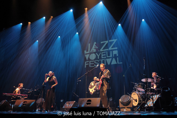 Leo & Leo (Leonor Watling & Leo Sidran) (18 Jazz Voyeur Festival 2025. Teatre Principal. Palma. 2025-12-20) Por José Luis Luna Rocafort [INSTANTZZ AKA Galería fotográfica AKA Fotoblog de jazz, impro… y algo más] - Tomajazz - Leo & Leo (Leonor Watling & Leo Sidran) actuaron en el 18 Jazz Voyeur Festival de Palma el 20 de diciembre de 2025. José Luis Luna Rocafort lo retrata en INSTANTZZ. Con Leonor Watling, Leo Sidran, Paul Sany, Max Darmon, Romain Bouiges