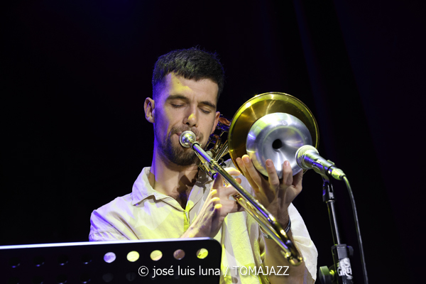 Blau Salvatge (10 Fira B! Es Gremi. Palma. 2025-11-07) Por José Luis Luna Rocafort [INSTANTZZ AKA Galería fotográfica AKA Fotoblog de jazz, impro… y algo más] - Tomajazz - Blau Salvatge actuó en 10 Fira B! en Es Gremi de Palma, el 7 de noviembre de 2025. José Luis Luna Rocafort lo retrata en INSTANTZZ. Actuaron Joan Pérez-Villegas, Zoe Gordon, Mercè Medina, Carles Medina, Felix Grandjean, Miquel Sáez, Joan Garcies, Lluís Pérez-Villegas