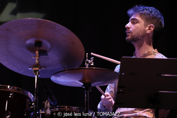 Alternatilla JazzBand versión 25.2 (9º Alternatilla Jazz Festival 2025. Teatre de Llubí, Mallorca. 2025-11-29) Por José Luis Luna Rocafort [INSTANTZZ AKA Galería fotográfica AKA Fotoblog de jazz, impro… y algo más] - Tomajazz - Alternatilla JazzBand versión 25.2 actuó en el 9º Alternatilla Jazz Festival 2025 en el Teatre de Llubí, Mallorca, el 29 de noviembre de 2025. José Luis Luna Rocafort lo retrata en INSTANTZZ. Con Leïla Duclos, Camille Bertault, Julien Alour, Fady Farah, Joan Garcías, Enric Fuster