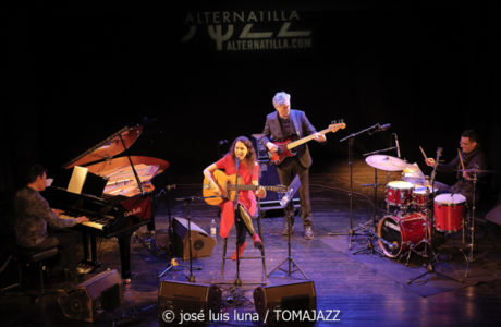 Leïla Duclos Quartet (9º Alternatilla Jazz Festival 2025. Teatre Sa Teulera, Andratx, Mallorca. 2025-11-30) Por José Luis Luna Rocafort [INSTANTZZ AKA Galería fotográfica AKA Fotoblog de jazz, impro… y algo más] - Tomajazz - Leïla Duclos Quartet actuó en el 9º Alternatilla Jazz Festival 2025 en Andratx, Mallorca, el 30 de noviembre de 2025. José Luis Luna Rocafort lo retrata en INSTANTZZ. Actuaron Leïla Duclos, Leandro Aconcha, Gilles Coquard, Jean-Marc Robin