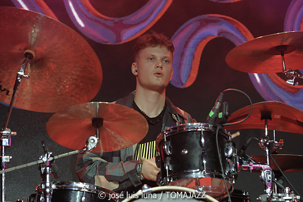 Roseye (10 Fira B! Es Gremi. Palma. 2025-11-07) Por José Luis Luna Rocafort [INSTANTZZ AKA Galería fotográfica AKA Fotoblog de jazz, impro… y algo más] - Tomajazz - Roseye actuó en 10 Fira B! en Es Gremi de Palma, el 7 de noviembre de 2025. José Luis Luna Rocafort lo retrata en INSTANTZZ. Roseye son Tallulah Rose, Julek Warszawski, Deborah Slijkhuis, Joshua Lutz, Kasparas Petkus