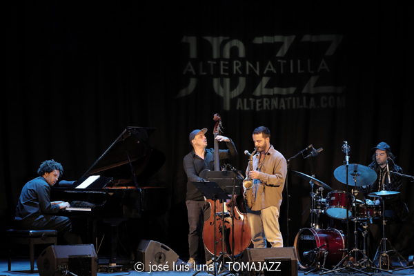 Joachim Govin Quartet (9º Alternatilla Jazz Festival 2025. Casa des Pobla, Esporles, Mallorca. 2025-11-22) Por José Luis Luna Rocafort [INSTANTZZ AKA Galería fotográfica AKA Fotoblog de jazz, impro… y algo más] - Tomajazz - Joachim Govin Quartet actuó en el 9º Alternatilla Jazz Festival 2025 en Esporles, Mallorca, el 22 de noviembre de 2025. José Luis Luna Rocafort lo retrata en INSTANTZZ. Actuaron Joachim Govin, Ben Van Galder, Tony Tixier, Gautier Garrigue