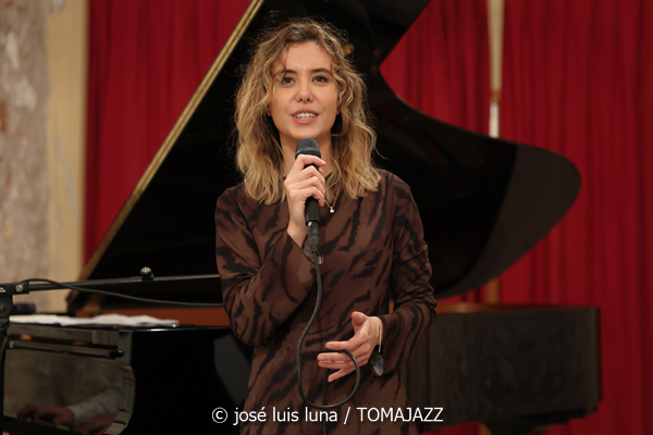 Malena Moncadas Trío (9º Alternatilla Jazz Festival 2025. Claustre des Convent, Muro, Mallorca. 2025-11-23) Por José Luis Luna Rocafort [INSTANTZZ AKA Galería fotográfica AKA Fotoblog de jazz, impro… y algo más] - Tomajazz - Malena Moncadas Trío actuó en el 9º Alternatilla Jazz Festival 2025 en Muro, Mallorca, el 23 de noviembre de 2025. José Luis Luna Rocafort lo retrata en INSTANTZZ. Actuaron Malena Moncadas, Pere Bujosa, Diego Hervalejo