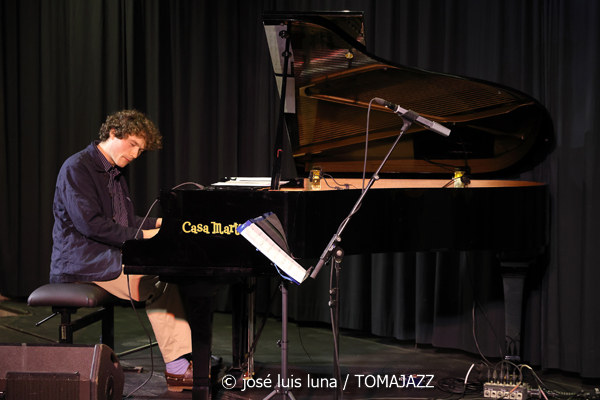 Levi Harvey & Jérémie Lucchese (9º Alternatilla Jazz Festival 2025. Claustre de Sant Bonaventura, Llucmajor, Mallorca. 2025-11-23) Por José Luis Luna Rocafort [INSTANTZZ AKA Galería fotográfica AKA Fotoblog de jazz, impro… y algo más] - Tomajazz - Levi Harvey & Jérémie Lucchese actuaron en el 9º Alternatilla Jazz Festival 2025, en el Claustre de Sant Bonaventura, en Llucmajor, Mallorca, el 23 de noviembre de 2025. José Luis Luna Rocafort lo retrata en INSTANTZZ