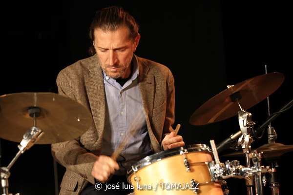 Sara Dowling & Ignasi Terraza Trío (Caixaforum Palma. 2025-11-25) Por José Luis Luna Rocafort [INSTANTZZ AKA Galería fotográfica AKA Fotoblog de jazz, impro… y algo más] - Tomajazz - Sara Dowling & Ignasi Terraza Trío actuaron en Caixaforum Palma, el 25 de noviembre de 2025. José Luis Luna Rocafort los retrata en INSTANTZZ. Actuaron Sara Dowling, Ignasi Terraza, Dario Di Lecce, Esteve Pi